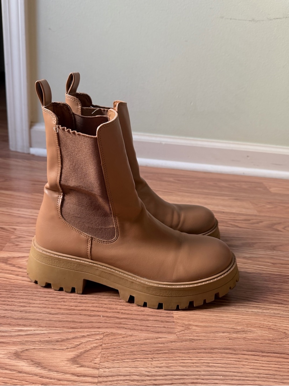 Pull&Bear Chunky Chelsea Boots in Tan